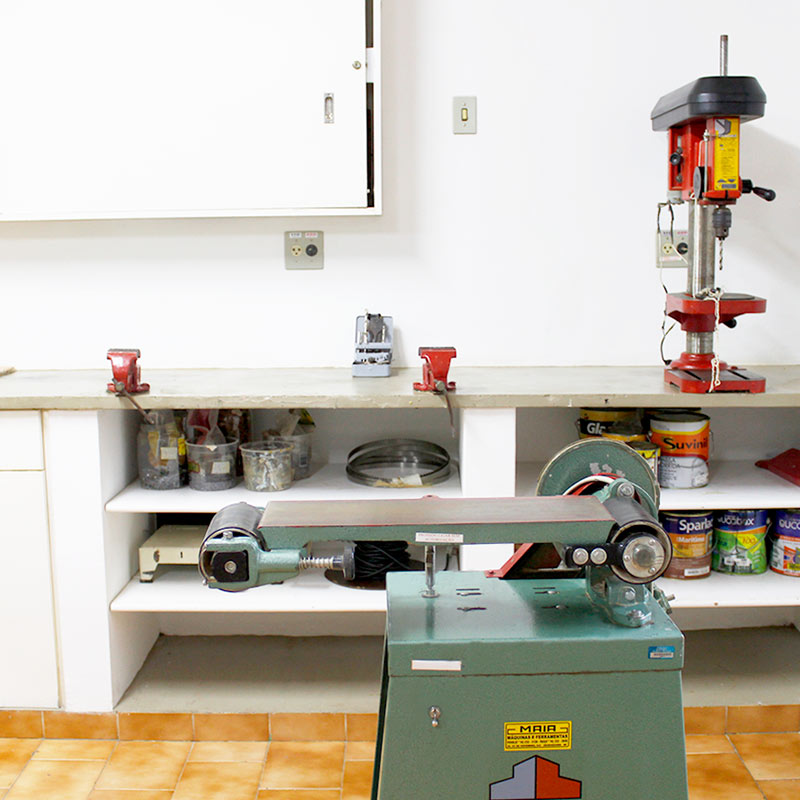 Laboratório de Maquetaria tem muitos equipamentos para atividades práticas