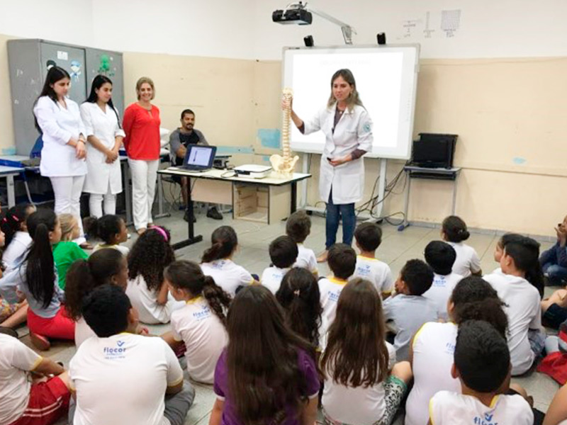 Atividades em Escolas