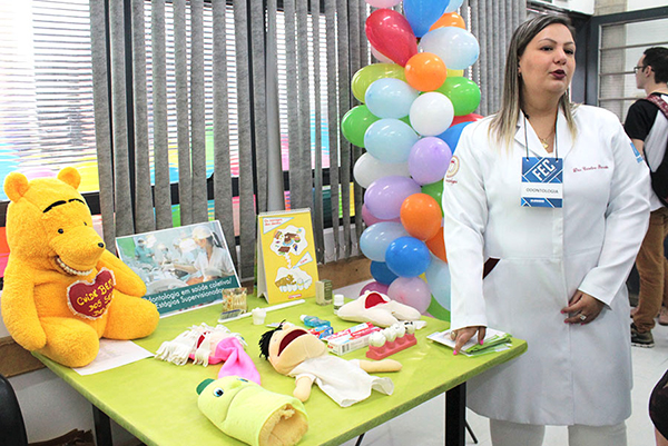 Aluna de odontologia da Uniara falando sobre educação e prevenção da saúde Bucal
